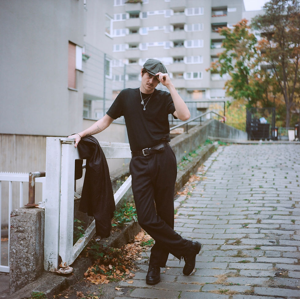 Merlin Miller, Merlin S. Miller, Autor, Schriftsteller, Berlin, Das Leben macht Gin
