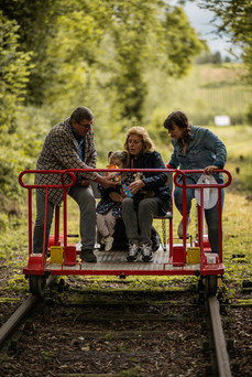 Draisinentour - Familie teilt sich was süßes auf der Draisine