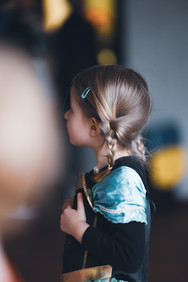 Kinderfasching - Kind guckt sich fasziniert um