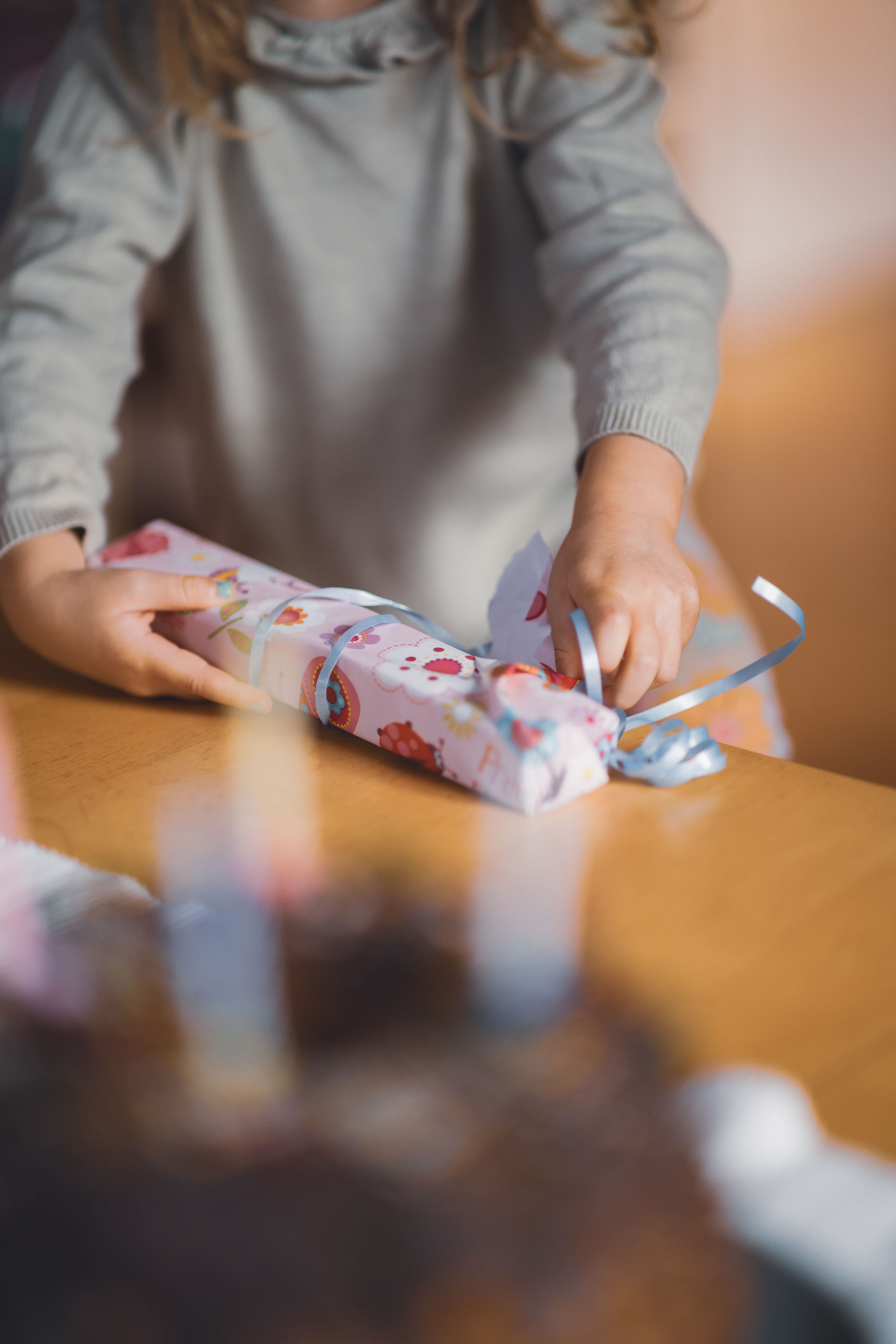 4 Jahre - Kind packt ein Geschenk aus