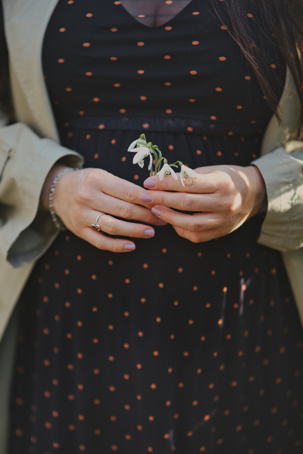 Familien Shooting - Babybauch mit einem kleinen Strauß Schneeglöcken