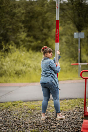 Draisinentour - Tante hällt die Schranke zum durchfahren nach oben