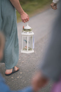 Ein Geschenk wird zur Feier getragen