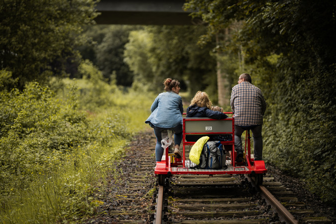 Draisinentour - Familie sitzt auf der Draisine und genießt die Rückreise