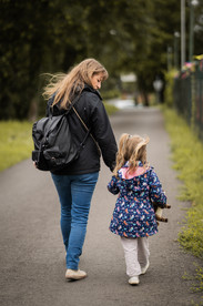 Draisinentour - Mutter und Tochter laufen zum Eingang der Draisinentour