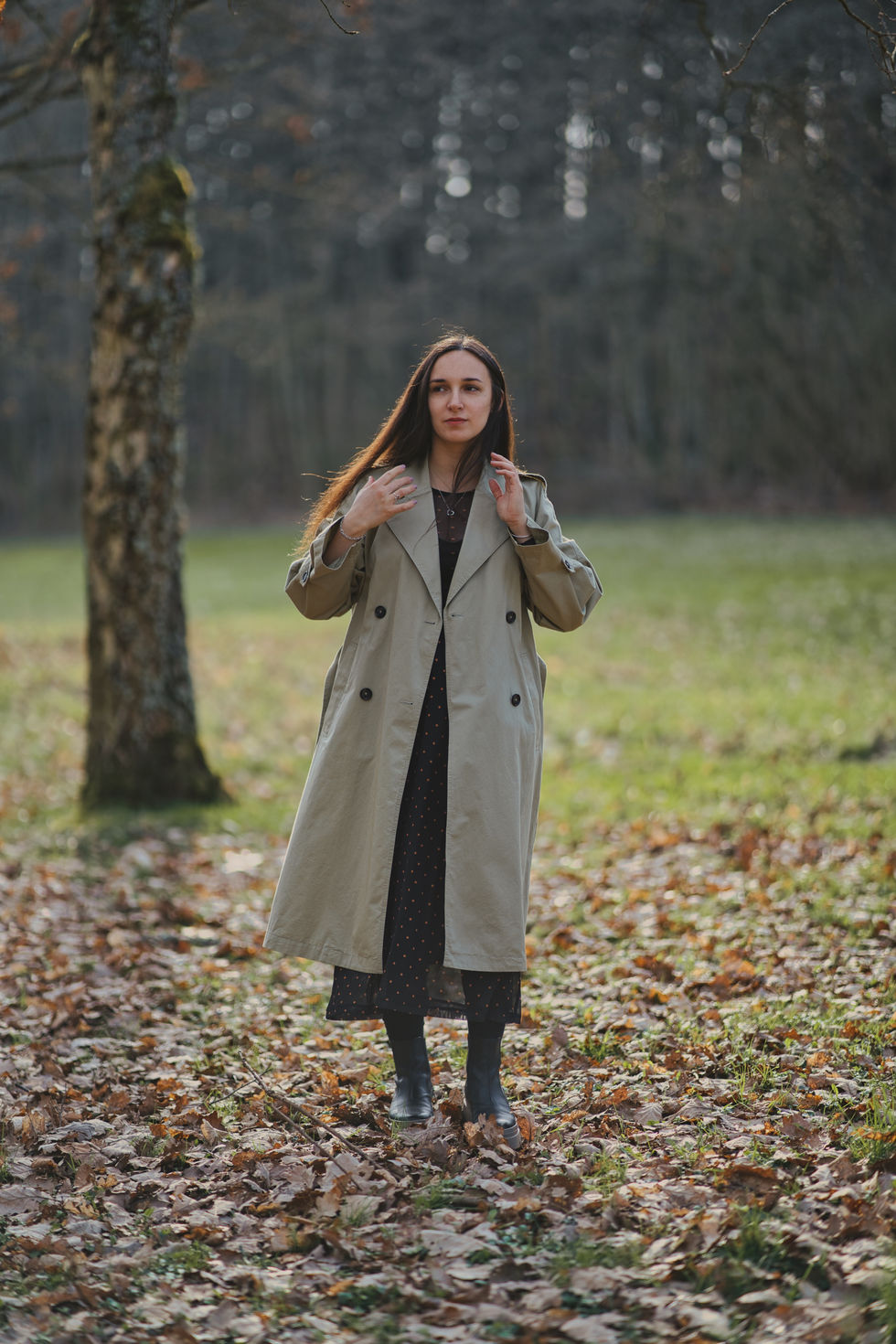 Familien Shooting - Mutter steht alleine im Feld