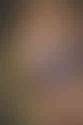 Waldspaziergang - Kind läuft durch Bachbett