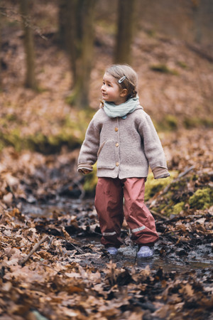 Waldspaziergang - Kind guckt sich im Bachbett um