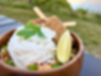 Vegansk asiatisk nudelsalat med peanutmarinerede tofuspyd tilberedt i Trangia