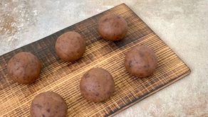 Cookie dough kugler med kikærter og dadler