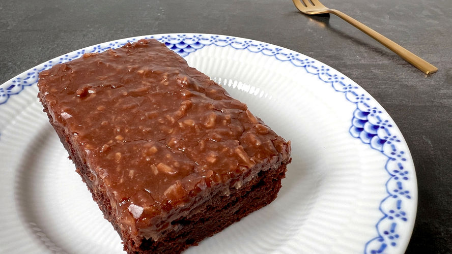 Chokoladekage med banan og kokosglasur