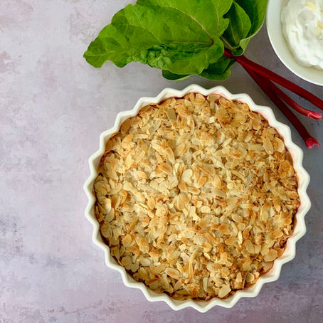 Rabarbercrumble med kokos og mandler