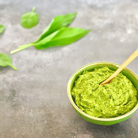 Hummus med spinat og ramsløg
