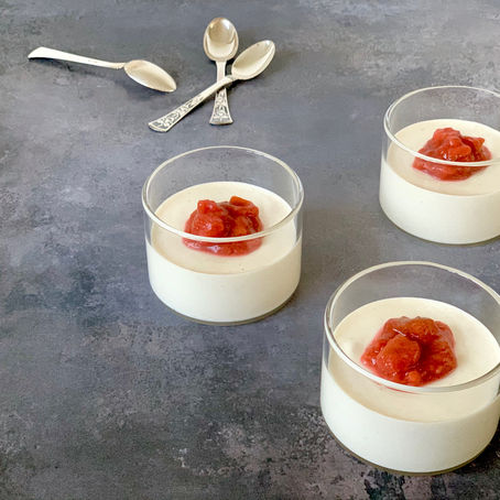 Hvid chokolademousse med rabarberkompot