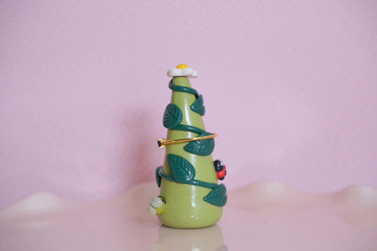 Thumbnail: Green polymer clay ring holder with a vine going from down up, featuring leaves and a tiny ladybug, a small bee and a flower