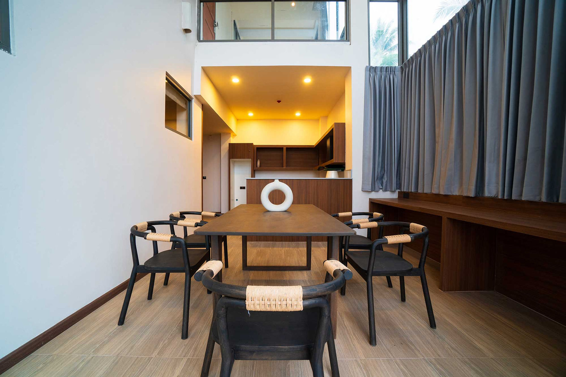 ห้องอาหารทันสมัย โต๊ะเก้าอี้ ครัวด้านหลัง