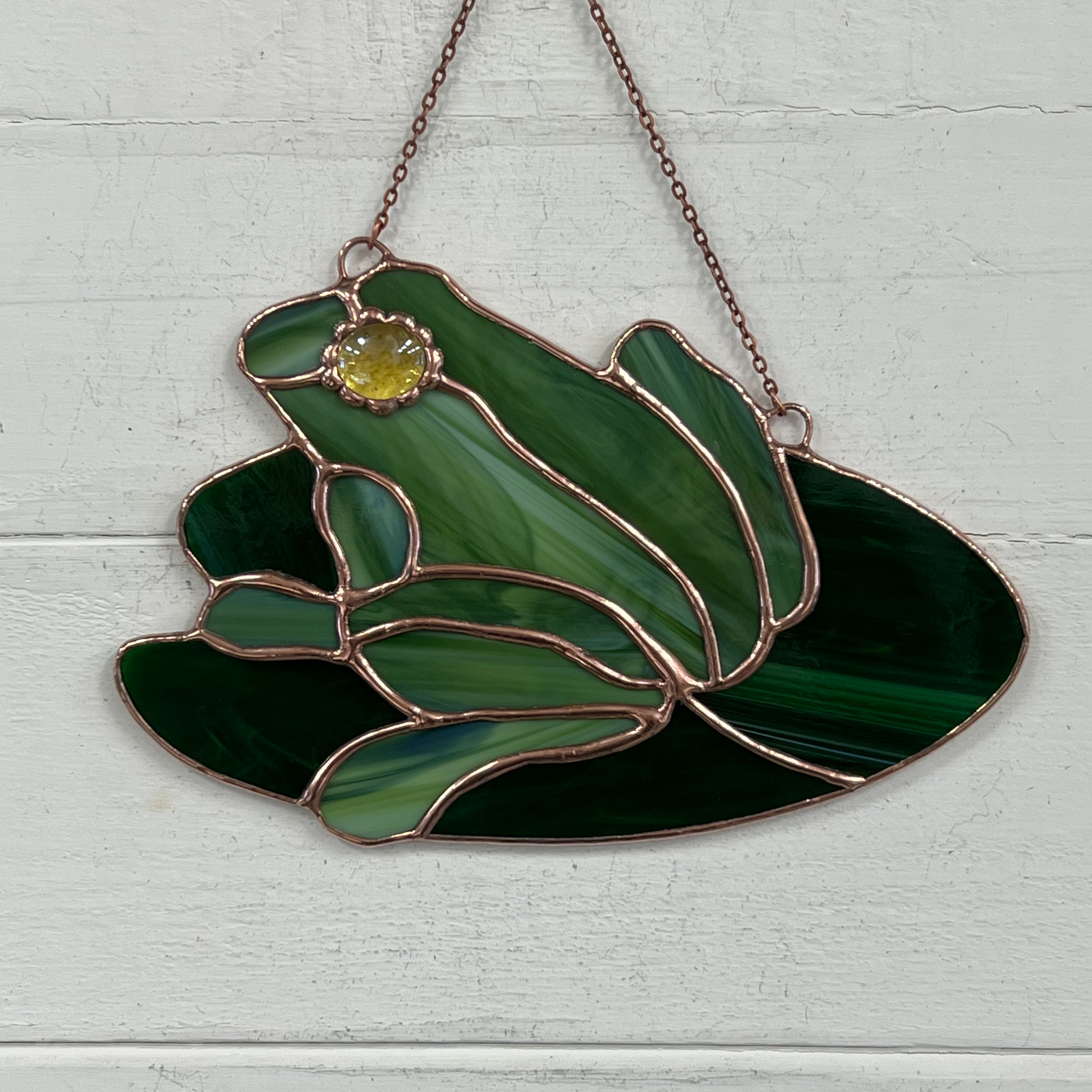 STAINED GLASS FROG ON LILY PAD SUNCATCHER