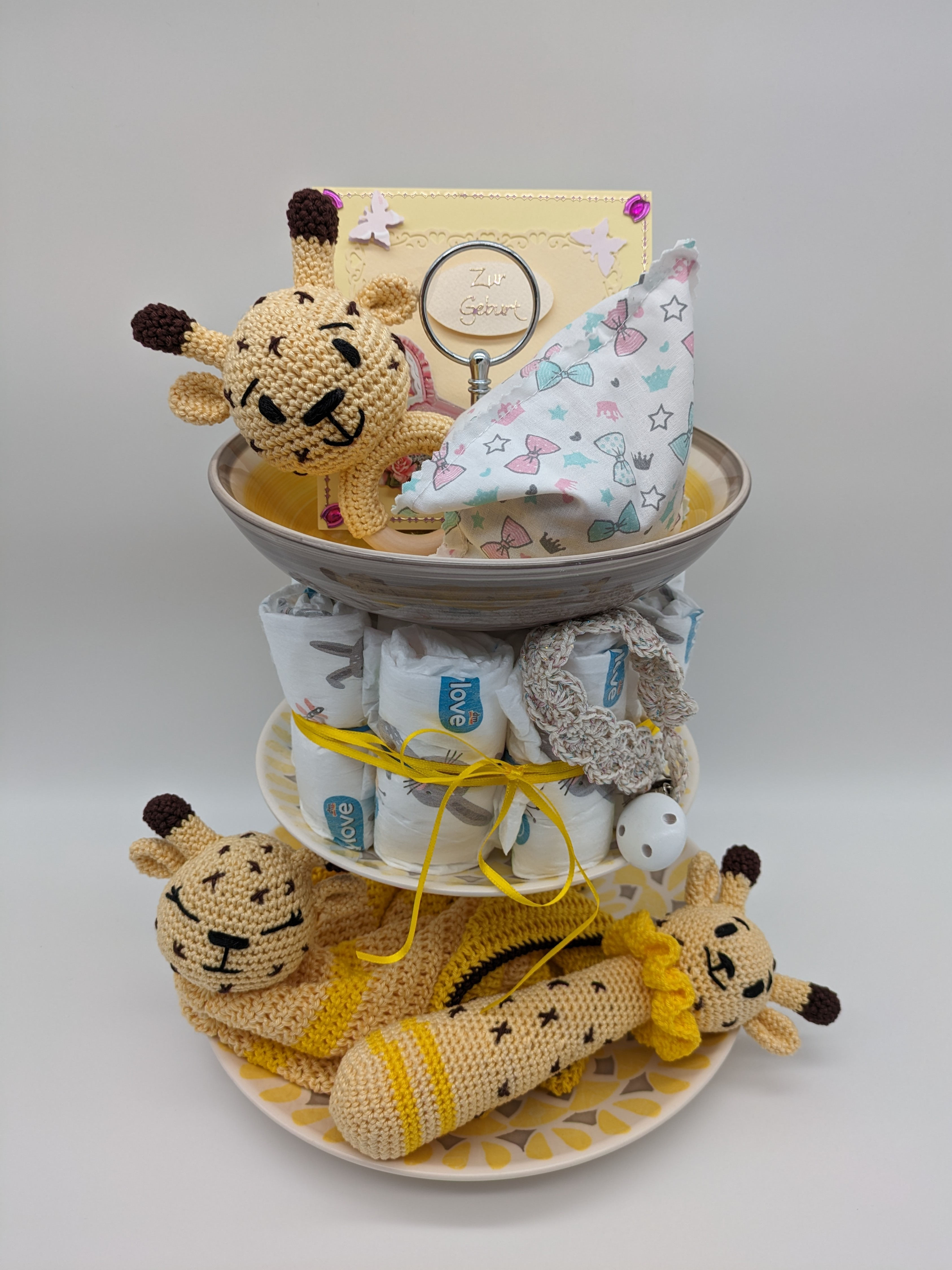 Baby Geschenk-Set "GIRAFFE" | Gehäkeltes, Genähtes, Etagere dreistöckig, Windeln