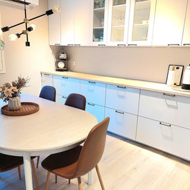 Iso valoisa keittiö