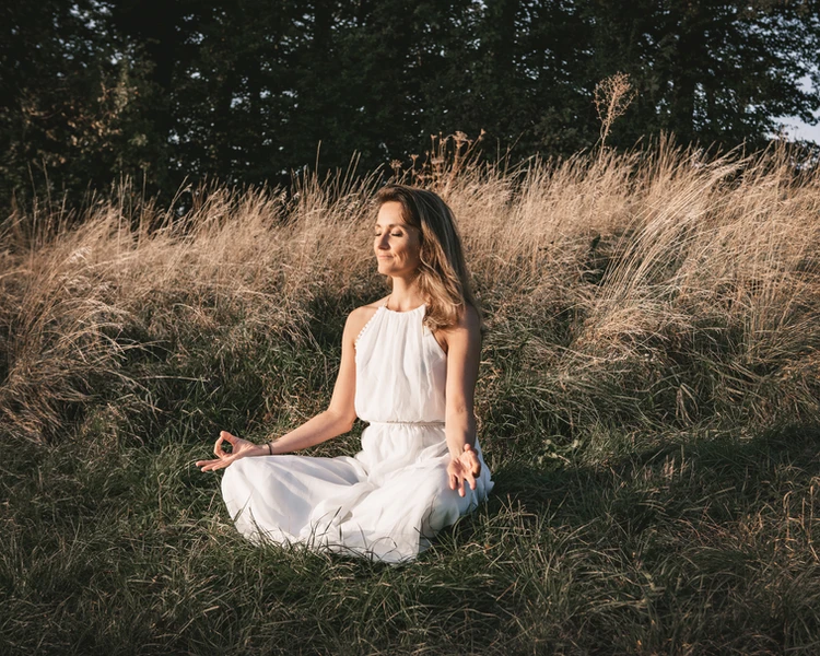 Frau meditiert mit Mudra und Mantra
