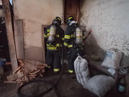 BOMBEROS RIOBAMBA CONTROLARON INCENDIO ESTRUCTURAL EN LICTO