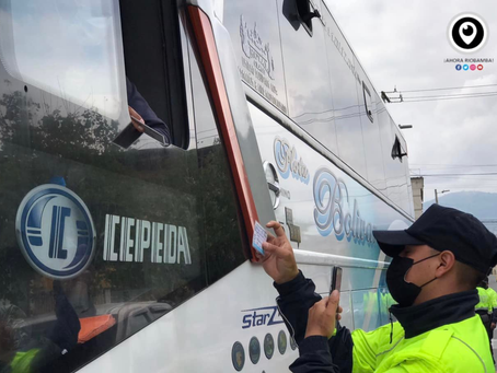 AGENTES DE CONTROL REALIZAN REVISIÓN DE CARNET DE VACUNACIÓN EN EL TERMINAL TERRESTRE