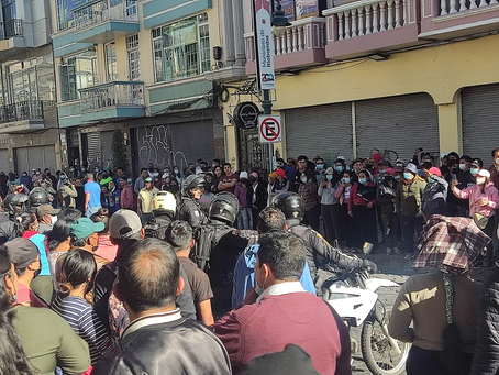 MANIFESTANTES OBLIGABAN AL CIERRE DE LOCALES COMERCIALES EN RIOBAMBA