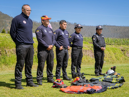 BOMBEROS RIOBAMBA VISITARON A NIÑOS DE MOLOBOG