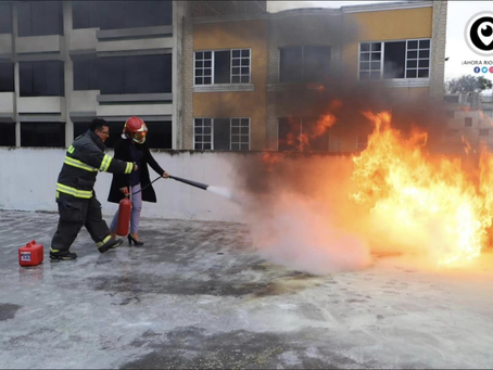 BOMBEROS BRINDAN CAPACITACIÓN EN PREVENCIÓN DE INCENDIOS, USO Y MANEJO DE EXTINTORES