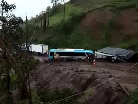 VÍA GUAYAQUIL CERRADA POR DESLIZAMIENTO EN SECTOR PALLATANGA