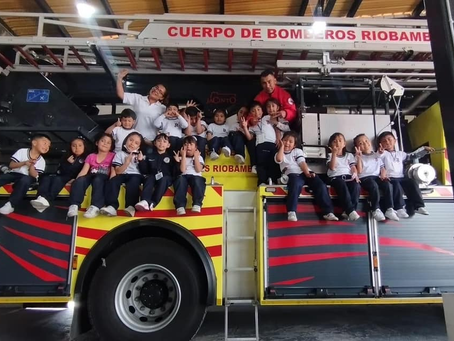 EL CUERPO DE BOMBEROS RIOBAMBA RECIBIÓ LA VISITA DE 60 NIÑOS DE LA UNIDAD EDUCATIVA PENSIONADO OLIVO
