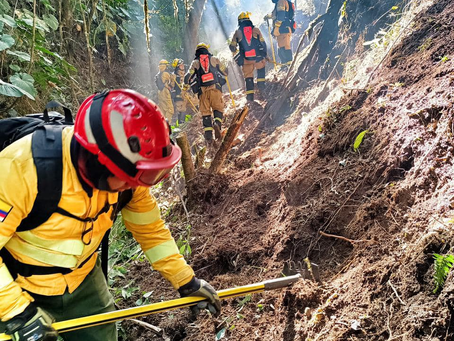 SE REGISTRA UN FUERTE INCENDIO EN RIOBAMBA