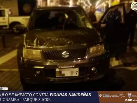 VEHÍCULO SE IMPACTÓ CONTRA FIGURAS NAVIDEÑAS