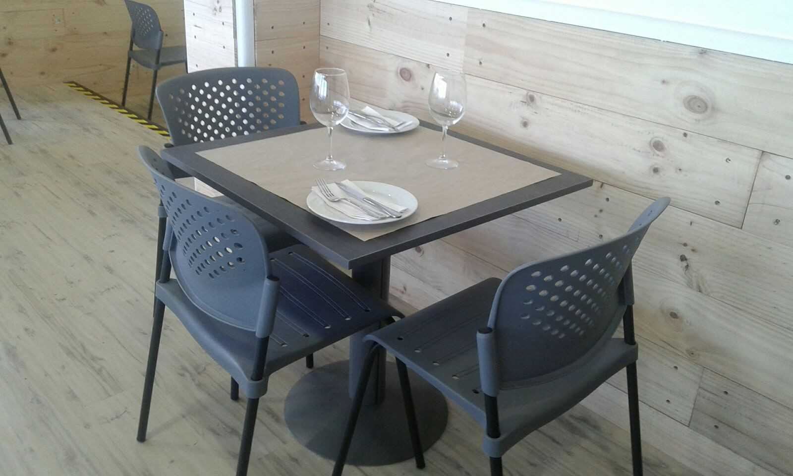 Sillas y mesas cafeterias restaurant - Color Diseño