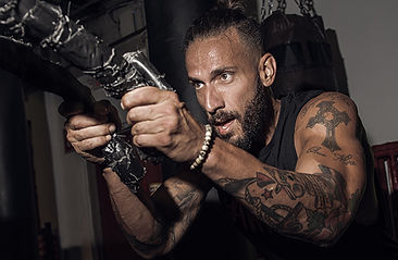 手持戰繩的男人