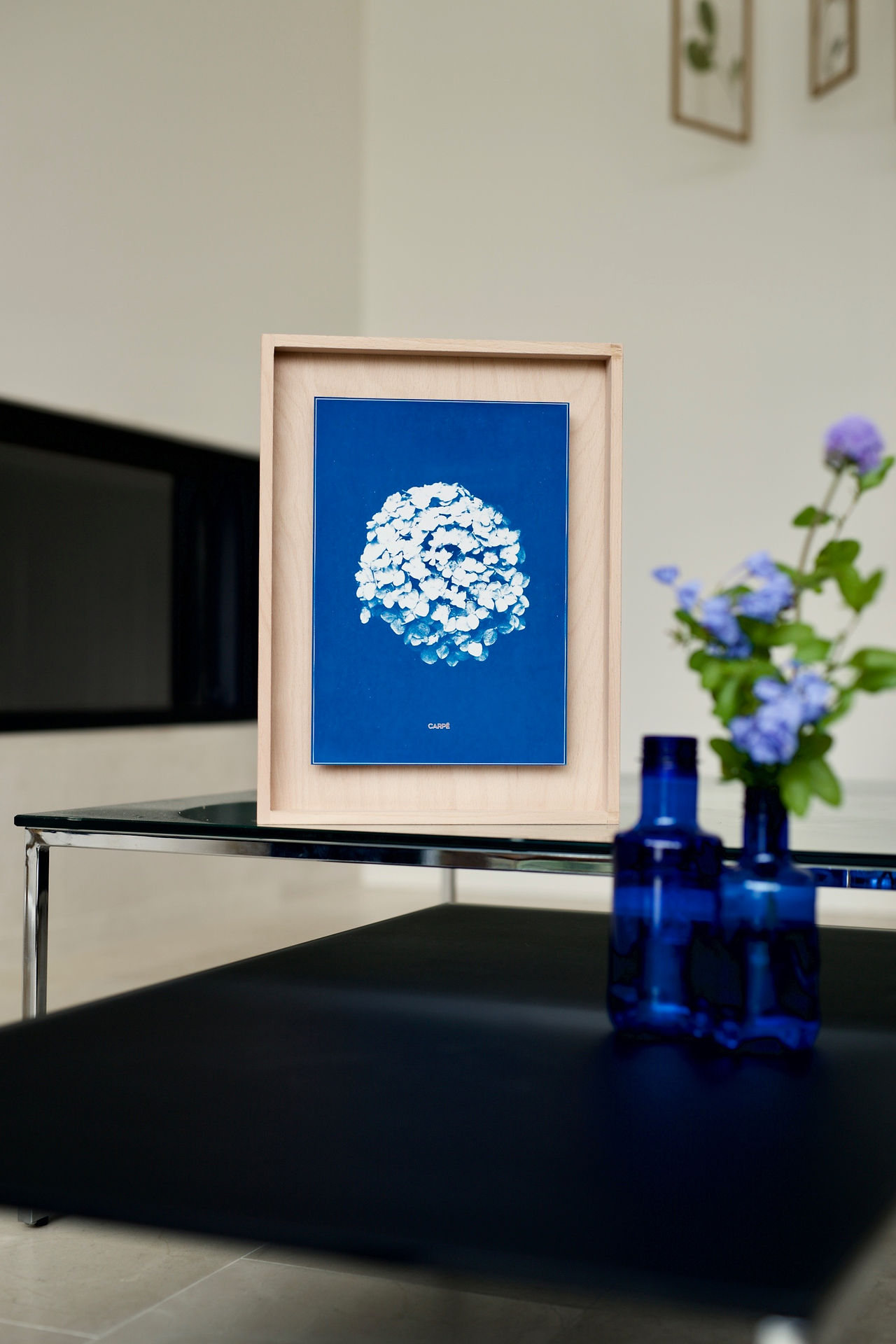 Cyanotype hortensia cadre en bois sur table