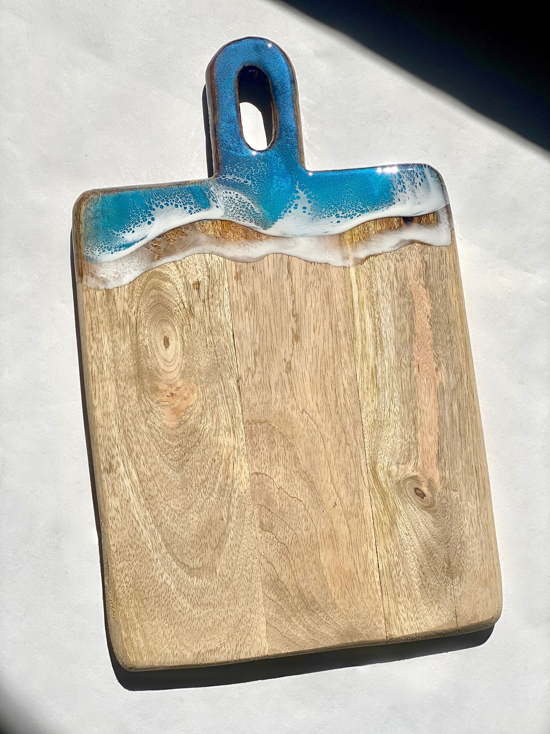 planche apéro en bois avec vague en résine