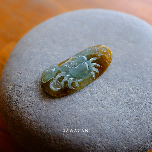 翡翠彫刻のプレート 翡翠彫刻『SAWAGANI』98413 | 翡翠専門店 ジョイテック