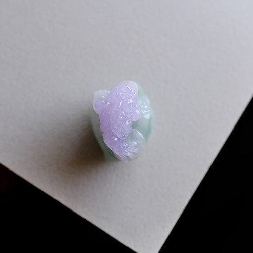翡翠彫刻『LAVENDER LUCK』98366 | 翡翠専門店 ジョイテック