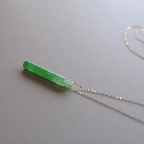 翡翠彫刻ペンダントトップ 【LIGHT】 95516 | 翡翠専門店 ジョイテック