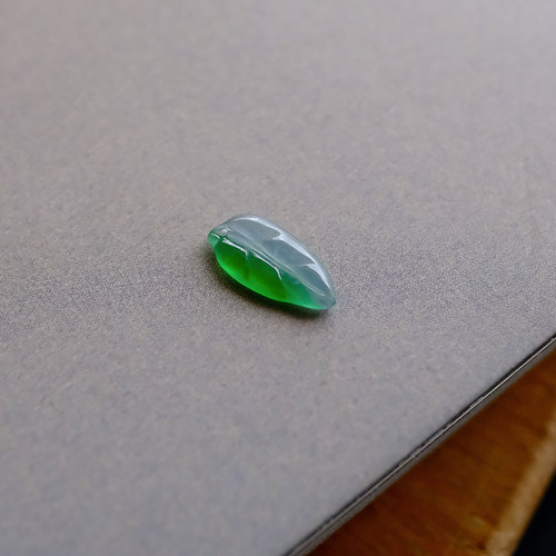 翡翠彫刻『BI COLOR LEAF』98860 | 翡翠専門店 ジョイテック