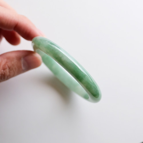 翡翠バングル 53.3mm『WAKAKUSA』98716 | 翡翠専門店 ジョイテック