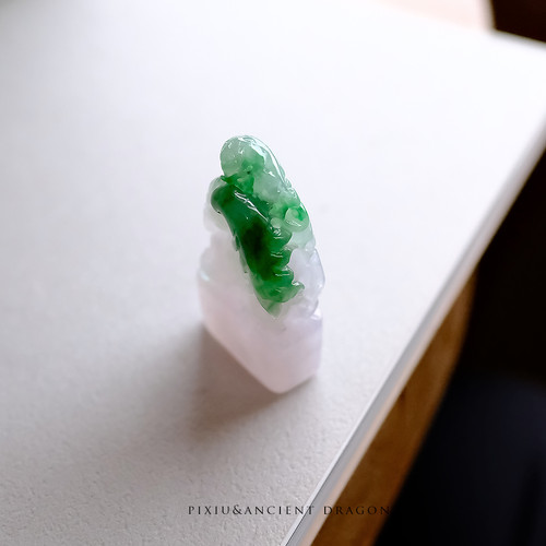 翡翠置物・印材『PIXIU & Ancient Dragon』98426 | 翡翠専門店 ジョイ