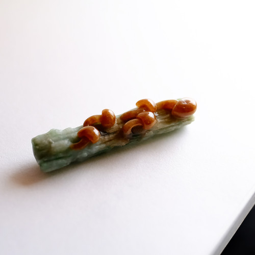 翡翠のきのこ彫刻置物 KINOKO II』 柔らかな光を受けて浮かび上がる、瑞々しい若葉色の翡翠