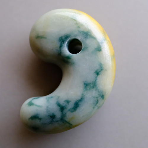 翡翠の勾玉 緑色 糸魚川翡翠:勾玉 MT0057 | 糸魚川翡翠工房こたきBASE店