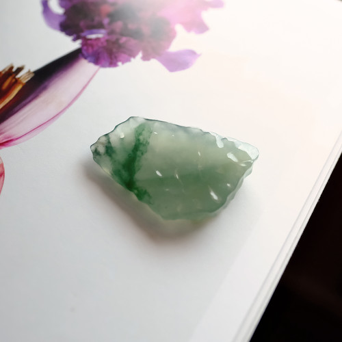 翡翠彫刻ペンダントトップ 【MELTING ICE】 95487 | 翡翠専門店 ジョイ