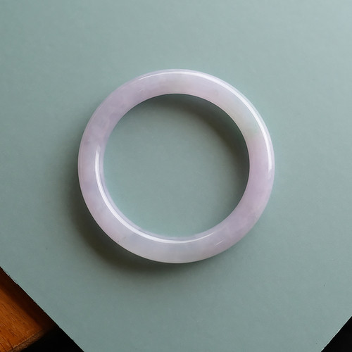 透明感のある薄紫の翡翠ヒスイバングル 翡翠バングル【TSUYA LAVENDER】56.7mm B97914 | 翡翠専門店