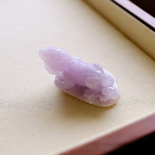 翡翠彫刻/置物【LAVENDER LIZARD】98097 | 翡翠専門店 ジョイテック