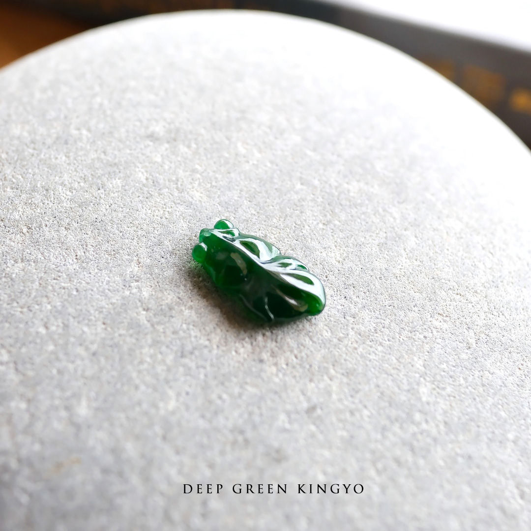 翡翠彫刻【DEEP GREEN KINGYO】99337