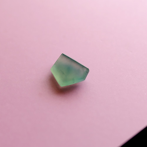 翡翠彫刻ルース 8.99ct【CRYSTAL LAKE】96557 | 翡翠専門店 ジョイテック